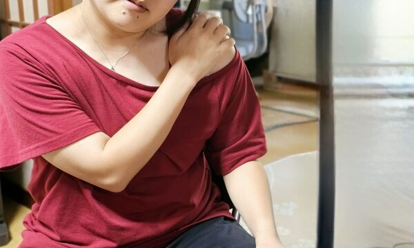 四十肩・五十肩の症状で腕が上がらない女性